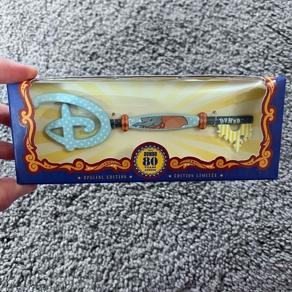 NWT Disney 80th Anniversary Dumbo Collectible Key Special Edition - Picture 5 of 5